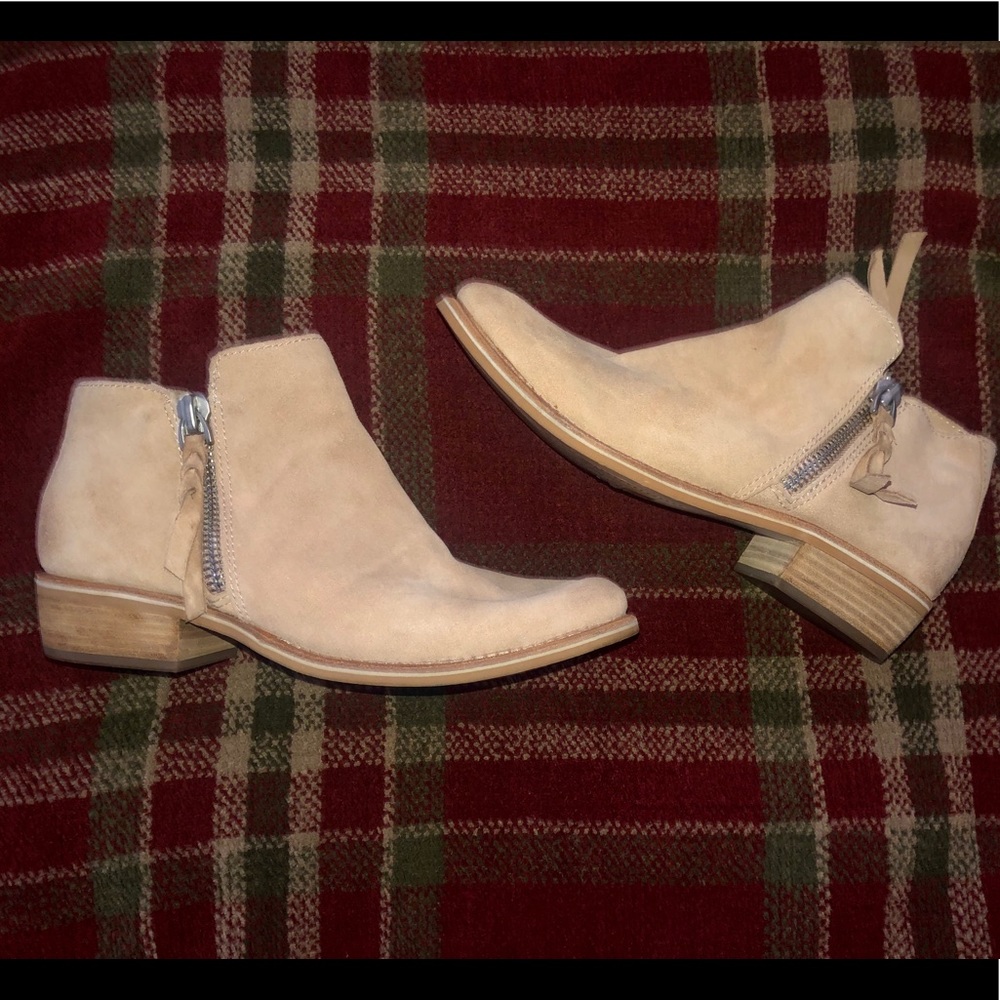 Dolce Vita Sutton Ankle Booties Size 9 in Sand